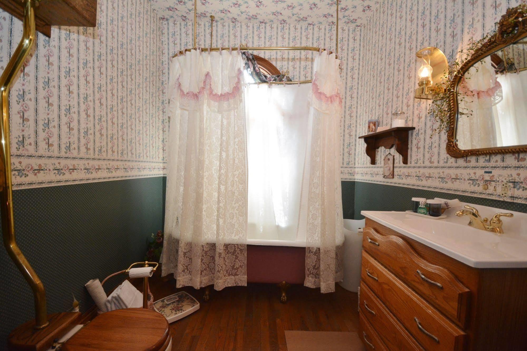 Campbell House 2*