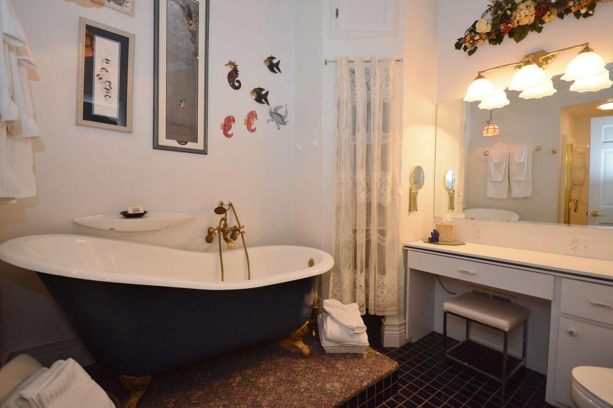 Campbell House 2*
