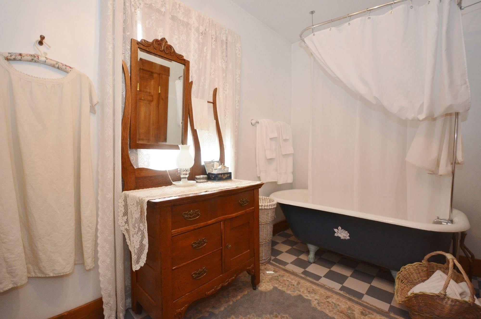 Campbell House Bed and breakfast 2*