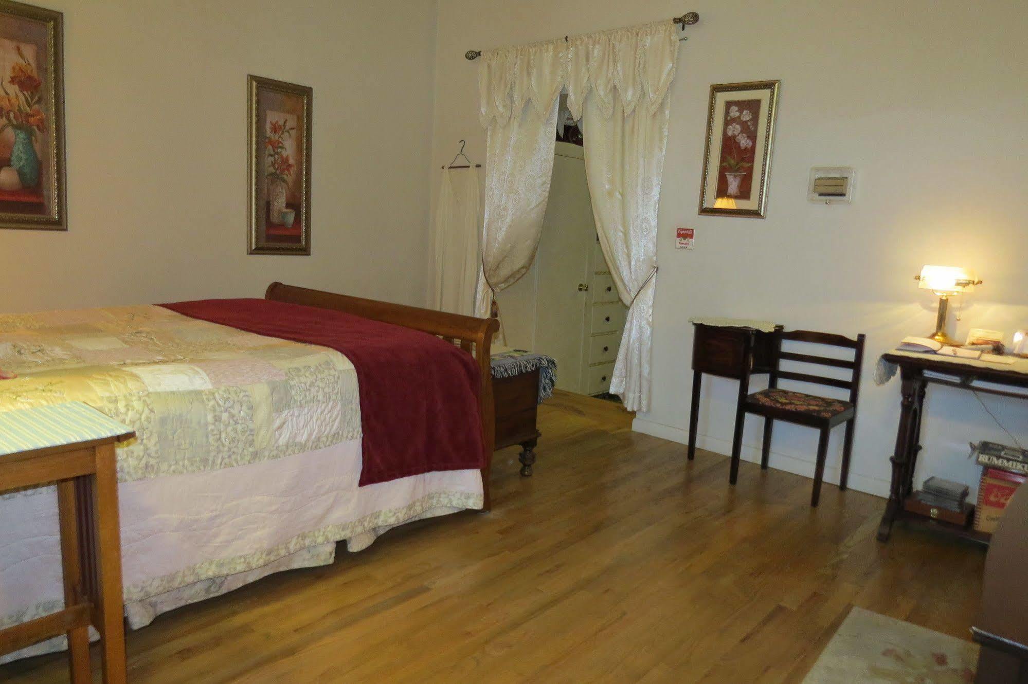 Campbell House 2*