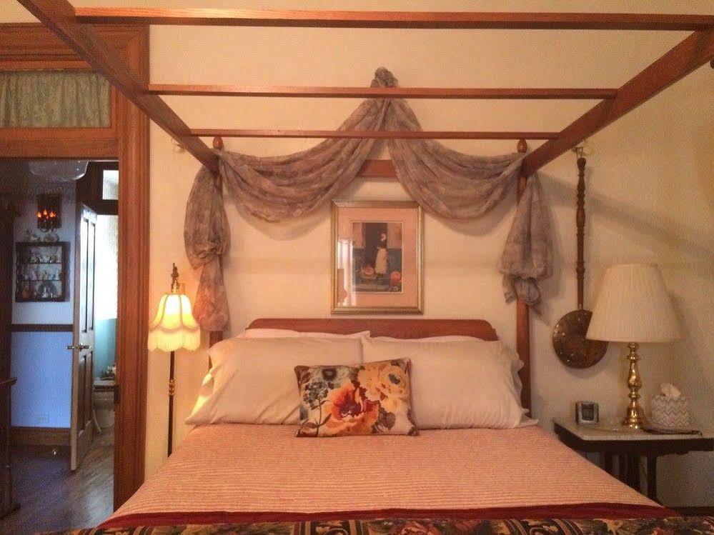 Campbell House Bed and breakfast